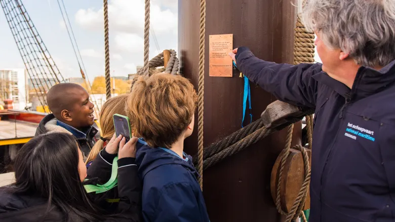 de tijdcapsule in de mast van het schip