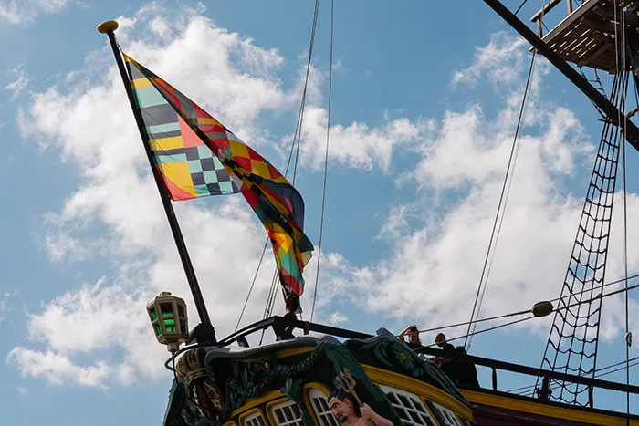 Installatie Decoding the Atlantic World op de replica van VOC-schip Amsterdam