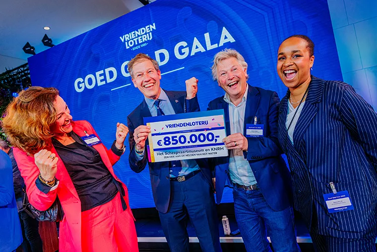 KNRM & Het Scheepvaartmuseum nemen cheque in ontvangst tijdens Goed Geld Gala