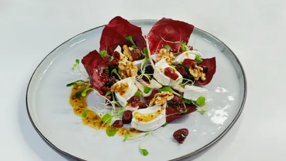 Salade van radicchio, broeivet en cranberry met geitenkaas en walnoten